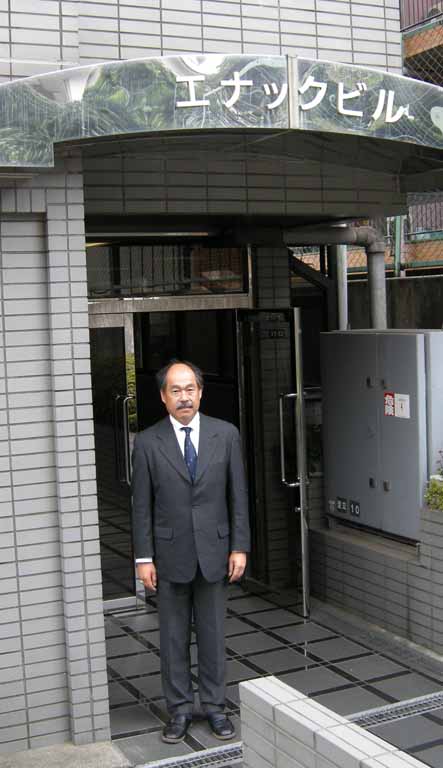 加藤常務(本社ビル前で)
