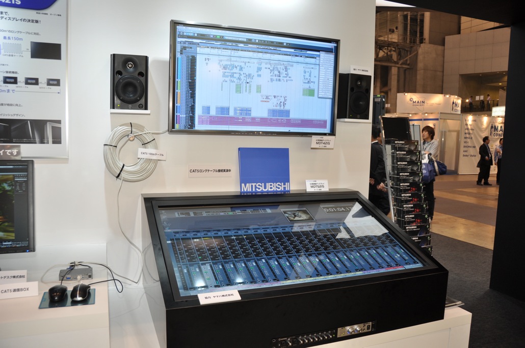 三菱電機の平置き可能なLCD「MDT521S」(手前)