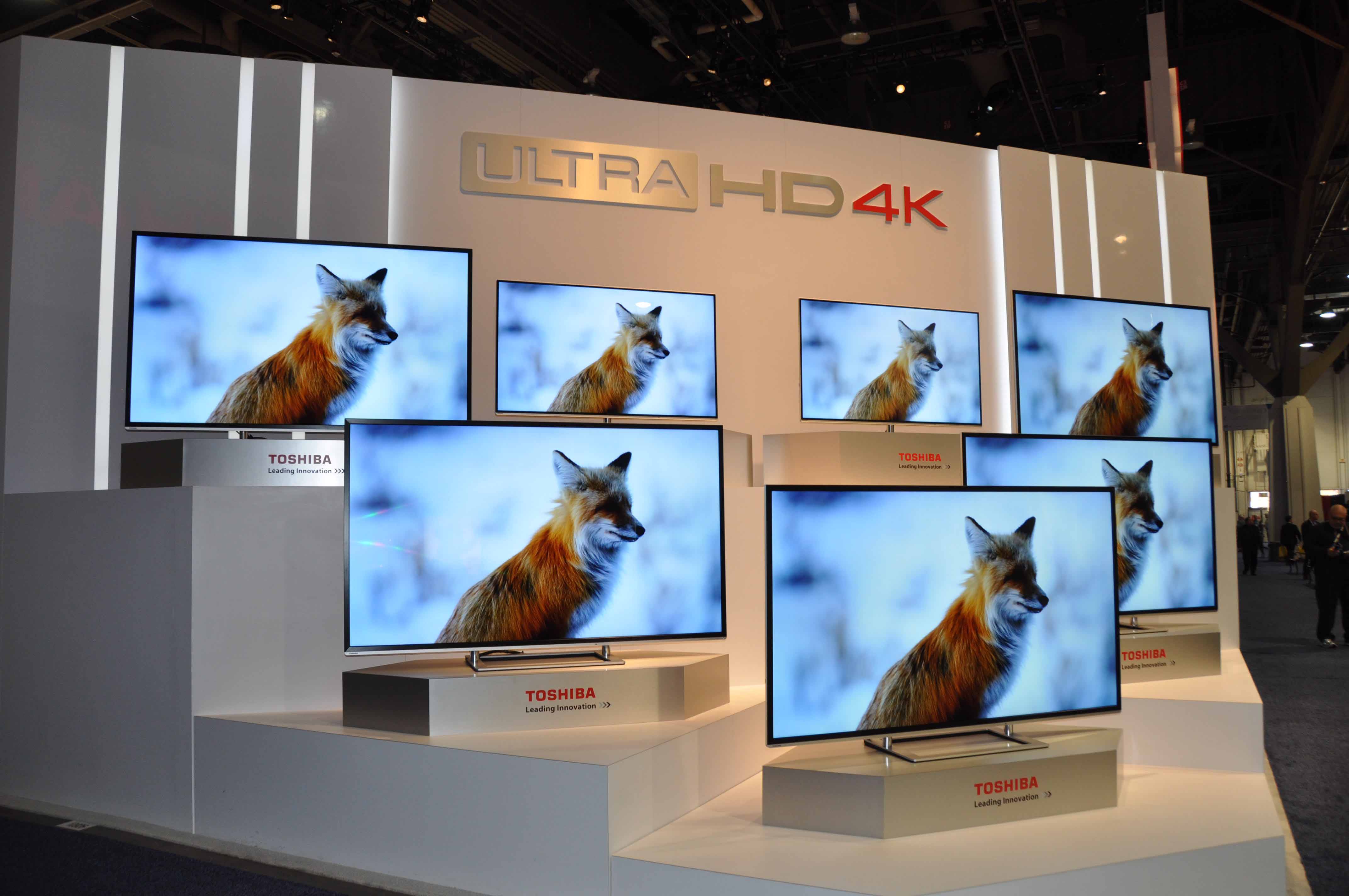 4Kテレビが並ぶと,その空間だけ解像度が高まった感がある(CES2014にて撮影)
