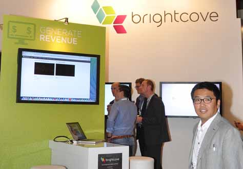 Brightcoveは「Perform」をデモ。写真右はブライトコーブ(株) アソシエイトディレクター川延浩彰氏