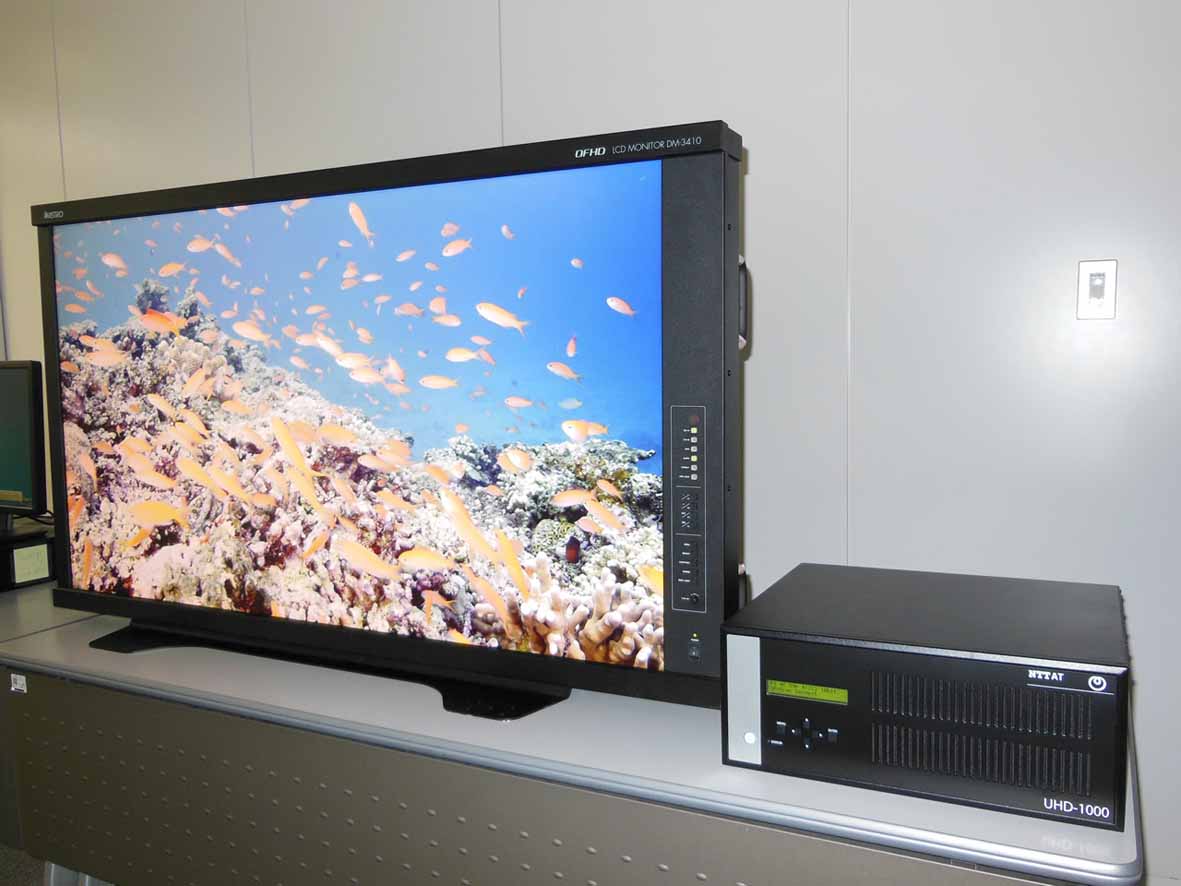 HEVCデコーダ「UHD-1000」(右手前)