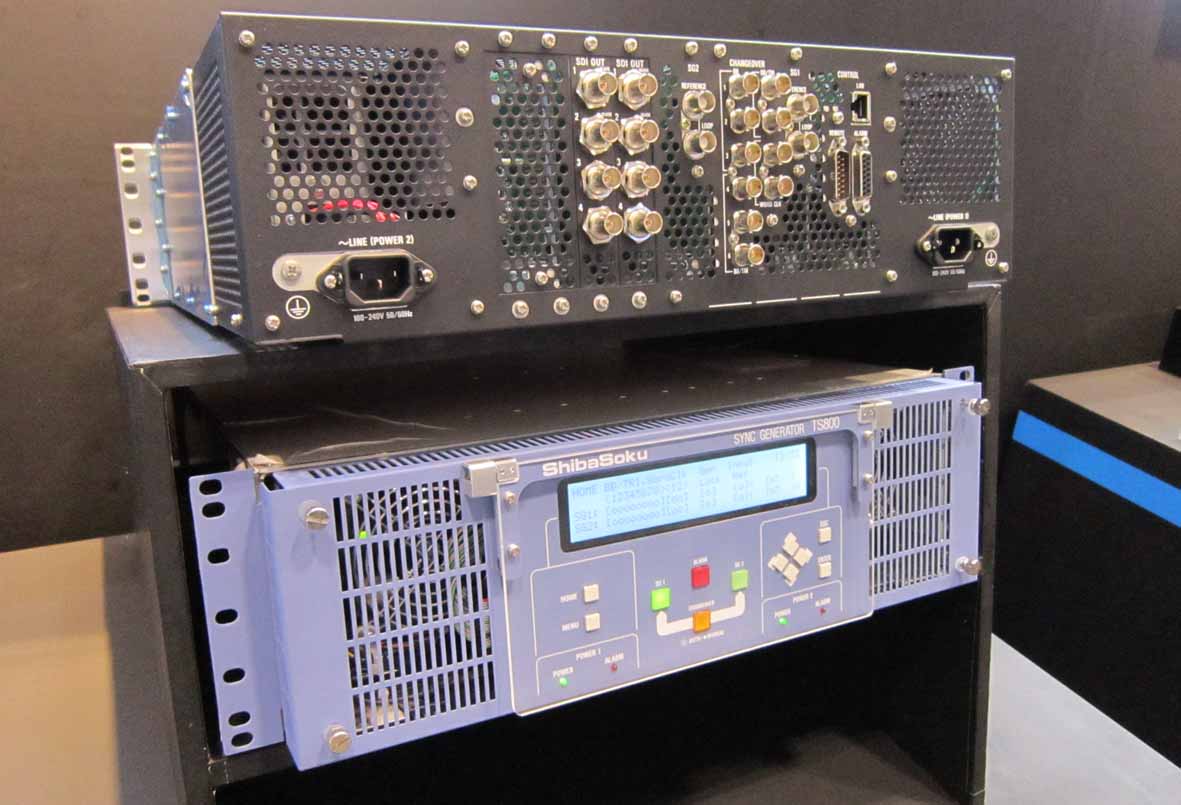 4K出力対応の同期信号発生器「TS800A」の前面(下)と背面