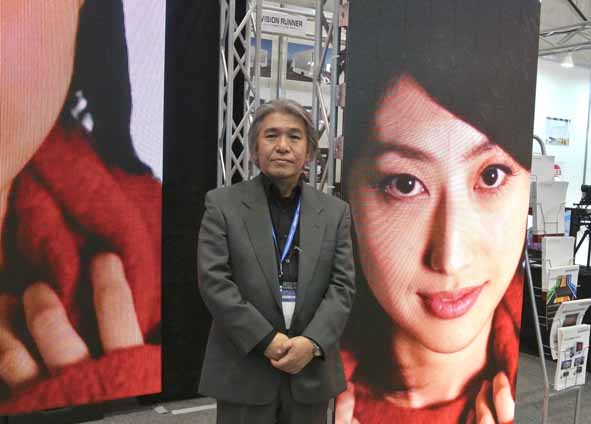 Mr. Ogata, the owner. On the right is the newly-developed high-definition LED with a 3.9mm dot pitch.