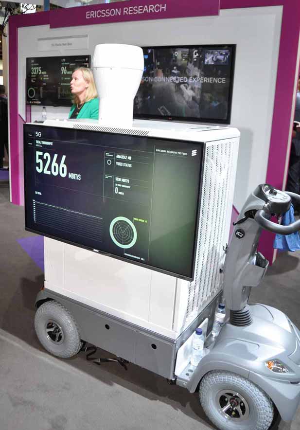 移動型の5Gテストベッド。会場内で実際に電波を出しでデモを行っている。写真左上の板状の物体が送信機