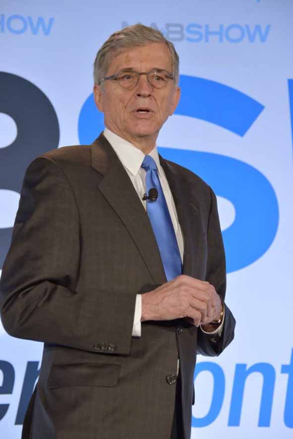 威圧感を減らすため、ステージ中央で話すウィラーFCC委員長