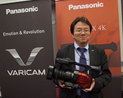 写2:レンズ一体型ハンドヘルドタイプの4Kカメラレコーダー”AG-DVX200”(パナソニック)