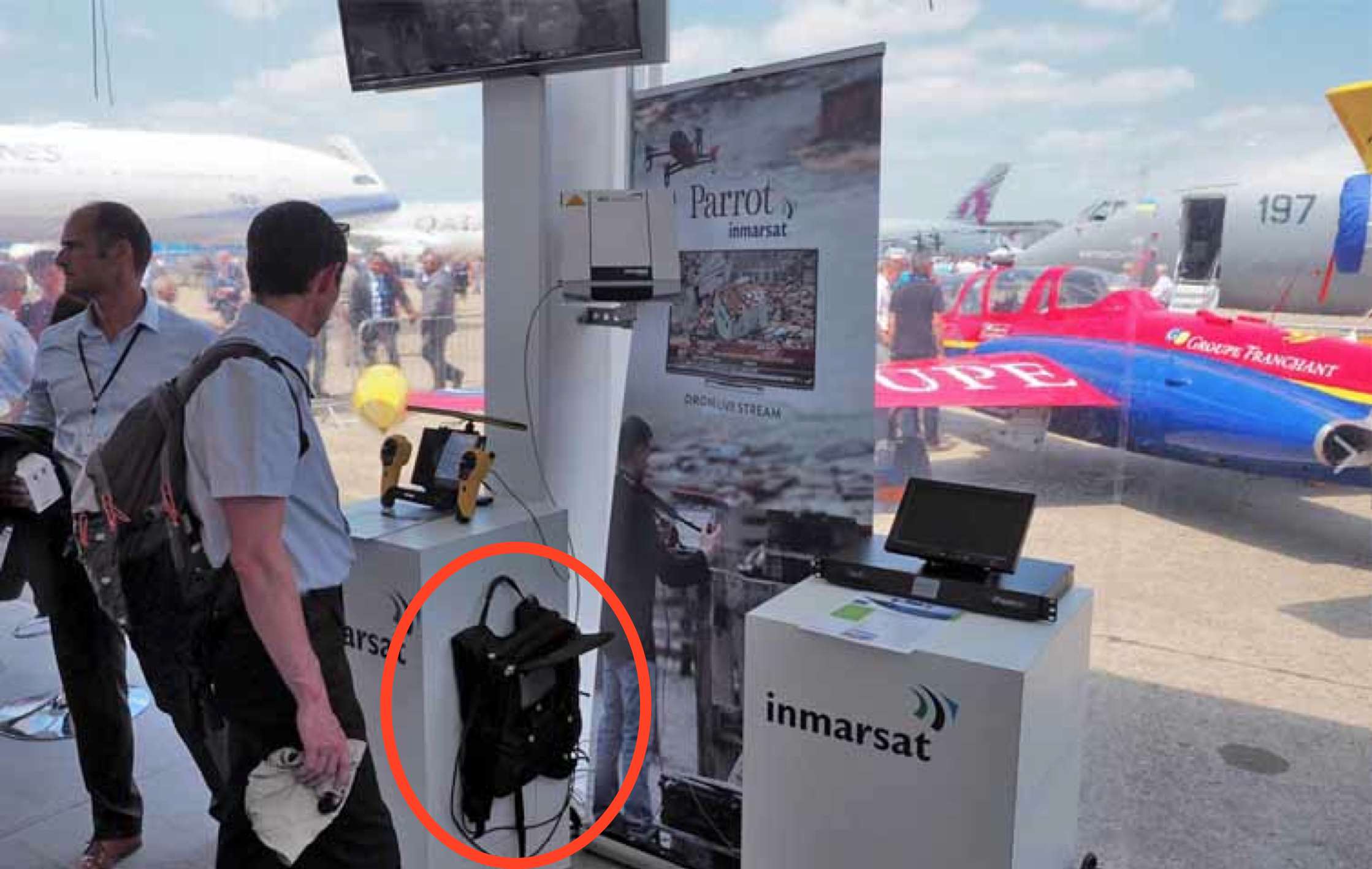 AirShowにおけるParrot社のブース。ブースのテーブルに下がっている(赤丸内)のが、Quicklink Midi Backpack