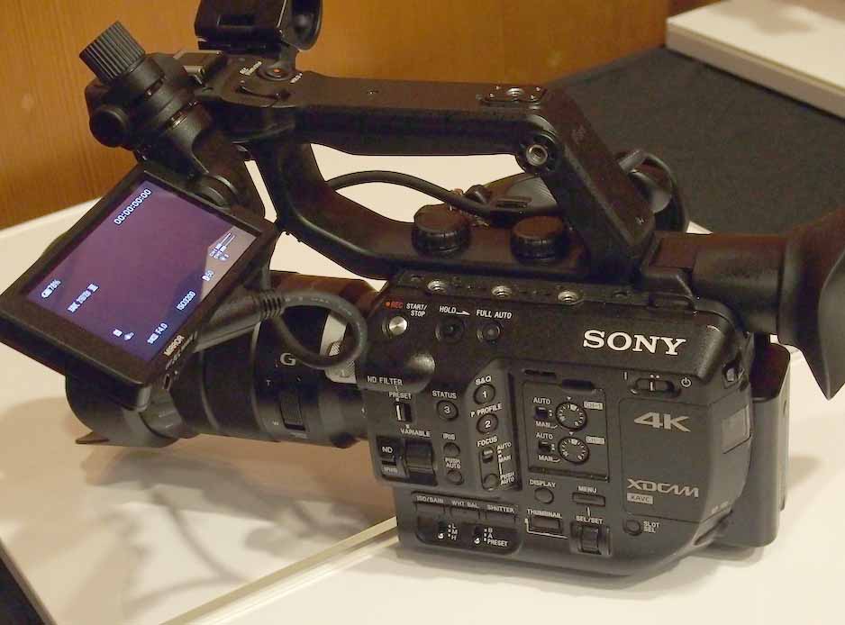 4Kスーパー35mmCMOSセンサー搭載、リアルハンドヘルドシネマカムコーダー「FS-5」(11月発売予定)