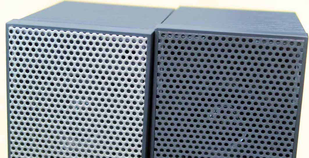スピーカーカバーの違いで音質が変化する。左がステンレス、右がトップファインCF