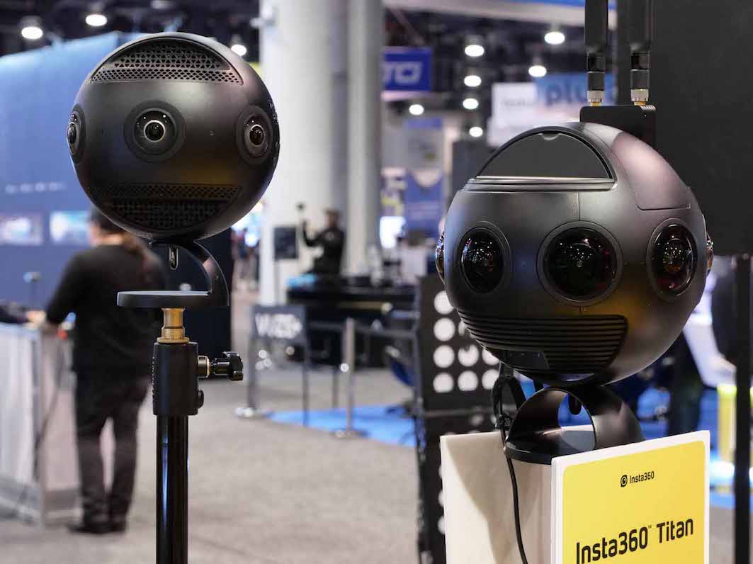 右がInsta360 Titan。左が既発売のInsta360 PRO